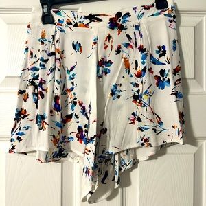 Olivcaceous Floral Shorts